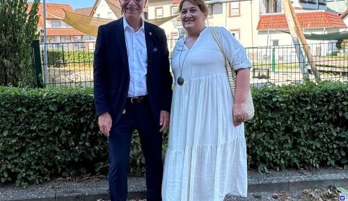 Bürgermeister Tibi begrüßt neue Mitarbeiterin im GVV Elzach Bürgermeister Tibi begrüßt neue Mitarbeiterin im GVV Elzach