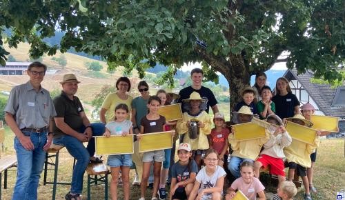 Sommerferienprogramm - Besuch beim Imker Sommerferienprogramm - Besuch beim Imker