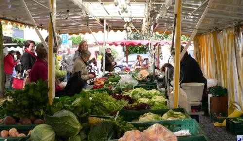 Wochenmarkt auf dem Nikolausplatz Wochenmarkt auf dem Nikolausplatz
