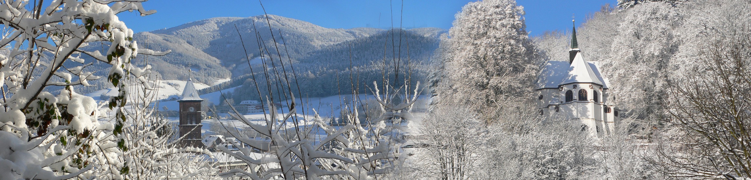 Winter in Elzach. Sicht auf Kirche St. Nikolaus, BDH-Klinik und Neunlindenkapelle